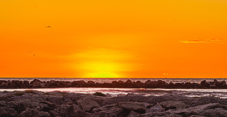 Fototapeta Na tym zdjęciu widzimy moment poprzedzający pojawienie się słońca zza powierzchni morskiego horyzontu.

 obraz