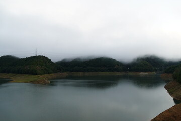 早朝のダム湖