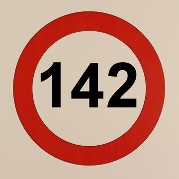 Illustration des Stra&szlig;enverkehrszeichens "Maximale Geschwindigkeit 142 Kilometer pro Stunde"