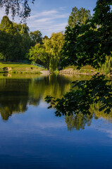 Obraz premium City park in the warm and sunny day during the autumn season. Landscape fulfilled of sunlight