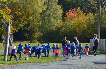 Obraz premium kindergartenkinder im hessenpark neu-anspach