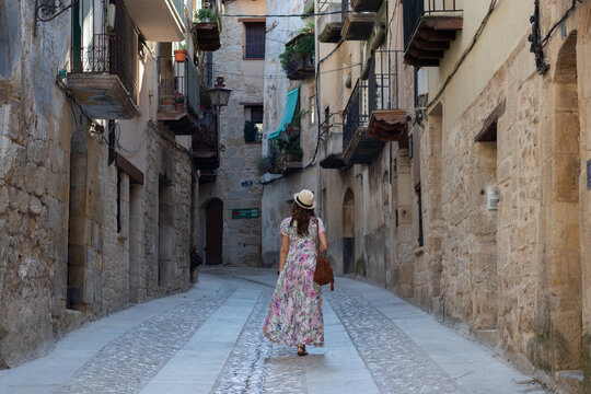 Fototapeta Mujer caminando por las calles de Valderrobres en Aragón, España. El matarraña