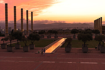 Fototapeta premium Atarderecer en la ciudad de Barcelona 