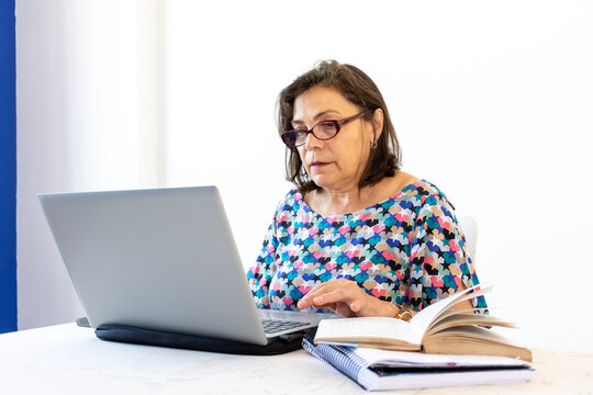 Mulher meia idade concentrada virtualmente no trabalho computador 