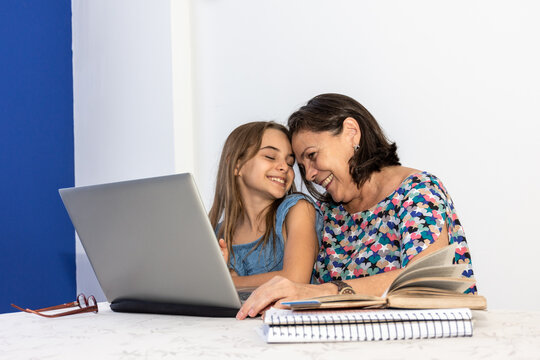 Mulher usando computador pessoal com crian&ccedil;a feliz ao lado