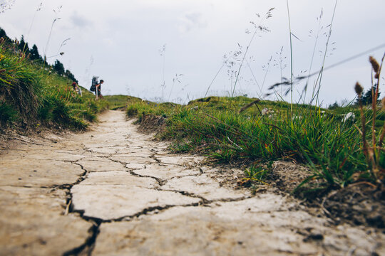 Durch d&uuml;rre ausgetrockneter Wanderweg in den Bergen &Ouml;sterreichs. 