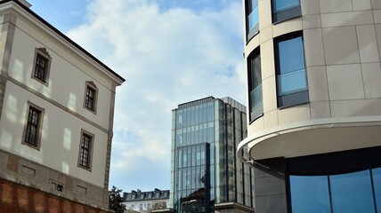 Obraz premium A fragment of the sandstone facade of a modern office building. Wide abstract fragment of modern building facade.