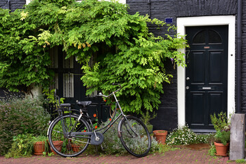 Fototapeta na wymiar Typical Dutch house facade and bicycle, Amsterdam 