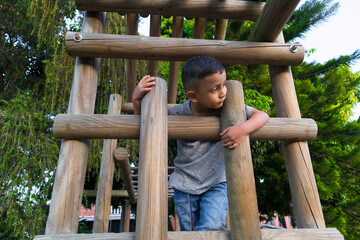 Obraz premium niño jugando en el parque disfrutando de la naturaleza