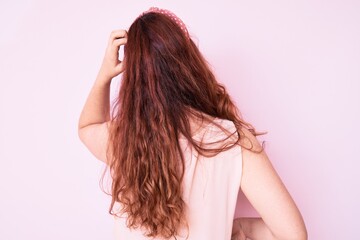 Naklejka premium Young beautiful woman wearing casual clothes backwards thinking about doubt with hand on head