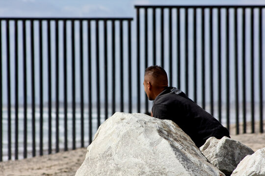 Tijuana Baja California M&eacute;xico, 10 de mayo de 2010. Un hombre la mira la reja que divide a M&eacute;xico y Estados Unidos.