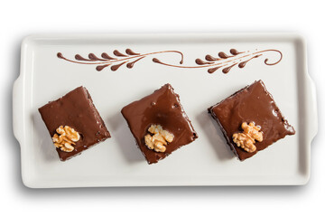 BROWNIE COM COBERTURA DE CHOCOLATE E CASTANHA