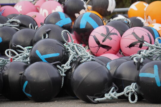 漁港で山積みにされたカラフルな玉ブイ/The  heap of fishing buoy at port