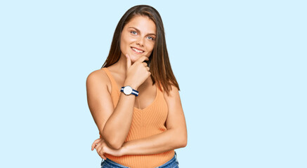 Fototapeta premium Young caucasian woman wearing casual clothes looking confident at the camera smiling with crossed arms and hand raised on chin. thinking positive.