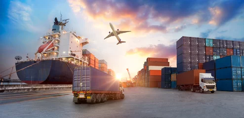 Fotobehang Containervrachtwagen in scheepshaven voor zaken Logistiek en transport van containervrachtschip en vrachtvliegtuig met werkende kraanbrug in scheepswerf, logistieke import-, export- en transportindustrie © Travel mania
