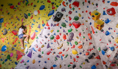 スポーツジムでクライミングをする人