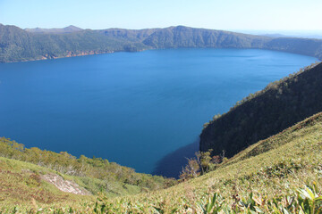 青い静かな湖

