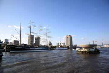 Obraz premium View of Moshulu Sailing Ship and Philadelphia city skyline with Benjamin Franklin Bridge at Penn's Landing Marina and Delaware River Waterfront in Philadelphia, Pennsylvania, USA