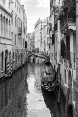 Venedig mit Gondel im Kanal