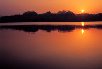 Obraz na płótnie Canvas sunset view of lake