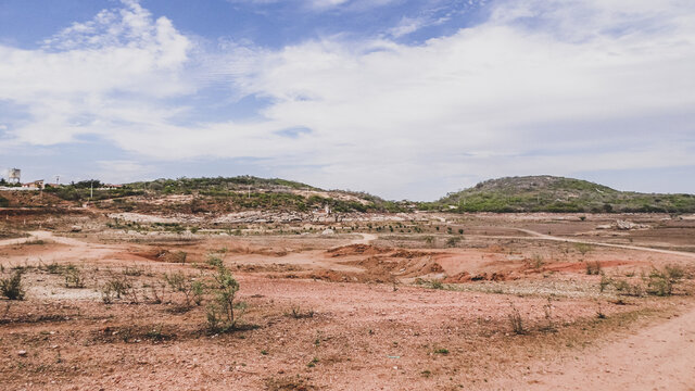 Regi&atilde;o rural do sert&atilde;o do Brasil e conta com a caatinga como bioma vegetal. Clima tropical semi&aacute;rido do interior do Nordeste brasileiro. 