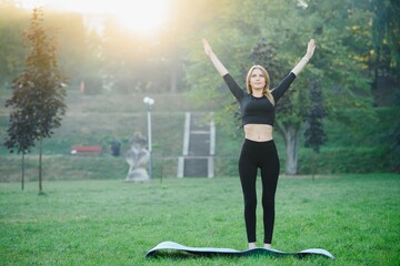 Fototapeta na wymiar yoga woman on green park
