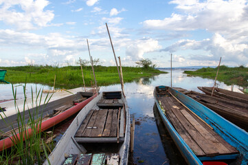 Obraz premium Wooden fishing boat moored along the coast.