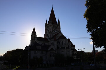 Obraz premium Mexikokirche am Mexikoplatz in Wien nahe der Donau und der Reichsbrücke