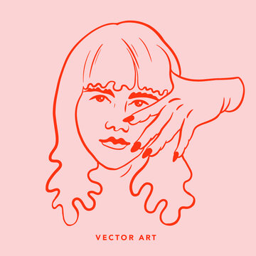 Frau mit einer Hand im Gesicht die frech in die Kamera schaut. 