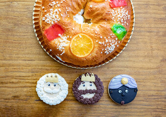 Cookies of The three Wise Man next to a delicious Spanish Christmas cake