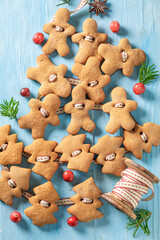 Top view of gingerbread cookie chain for Christmas tree