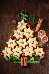 Top view of butter cookie chain arranged as Christmas Tree