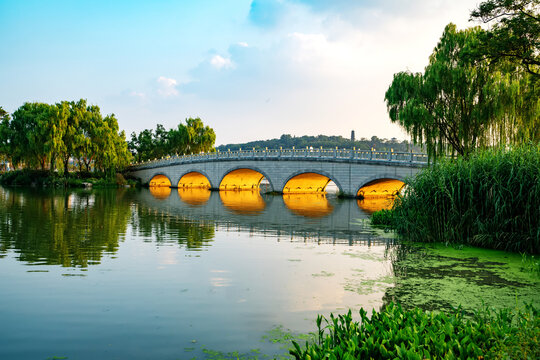 The stone arch bridge in the park is in Nanjing Xuanwu Lake Park, China