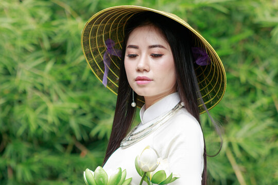 Portrait photo: Vietnamese girl in traditional costume