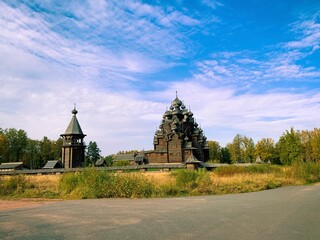 Obraz premium Wooden orthodox church in the russian countryside