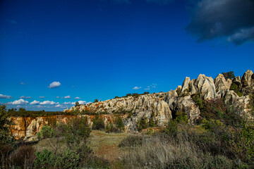 Formas rocosas puntiagudas de granito  en paisaje con cielo azul