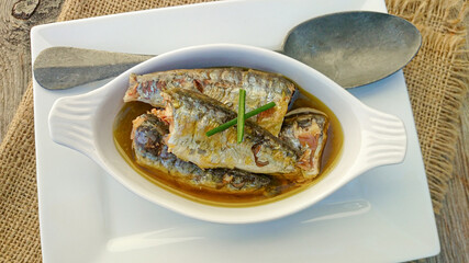 filets de sardine à l'huile dans un plat