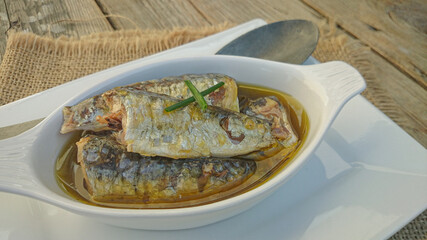 filets de sardine à l'huile dans un plat