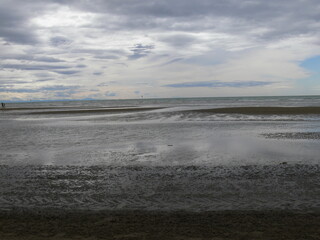 una vista panoramica dell'orizzonte marino presso la spiaggia della città di caorle venezia italia