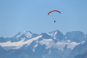 Fototapeta na wymiar Mountain Paraglider