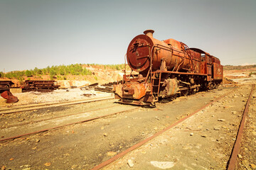 locomotora de vapor abandonada en minas de rio tinto