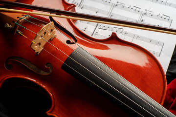 Violin body and a bow with a musical score © Andrea Tosi