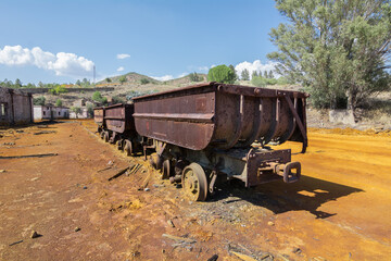 Fototapeta na wymiar Antiguas vagonetas abandonadas en minas de rio tinto Huelva