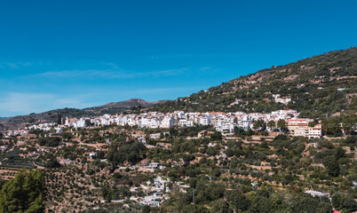Fototapeta na wymiar Vista del pueblo de Lanjaron en la montaña