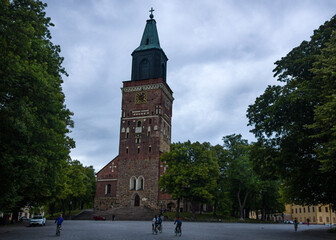 La vida frente a la catedral