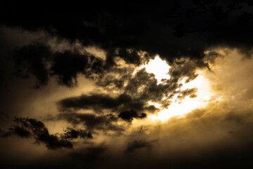 曇りと芸術の間
