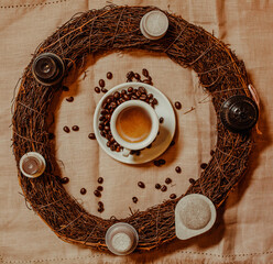 Tazzina di ceramica con caffè, chicchi di caffè sul lato e capsule di caffè di ogni genere...