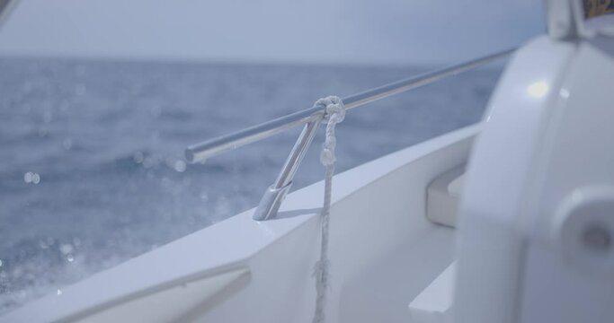 Barco peque&ntilde;o navegando en mar en calma