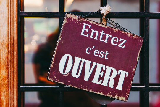 Plaque en m&eacute;tal vintage avec texte Entrez c'est ouvert en fran&ccedil;ais sur la porte d'une boutique