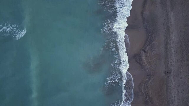 Vista a&eacute;rea (drone) de oleaje en la playa